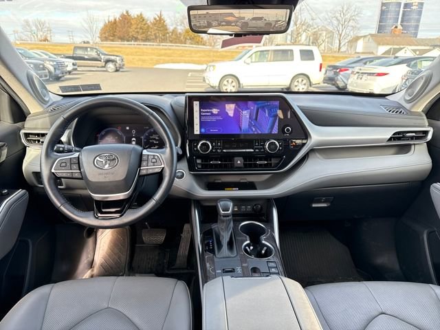 Used 2024 Toyota Highlander Platinum image 13