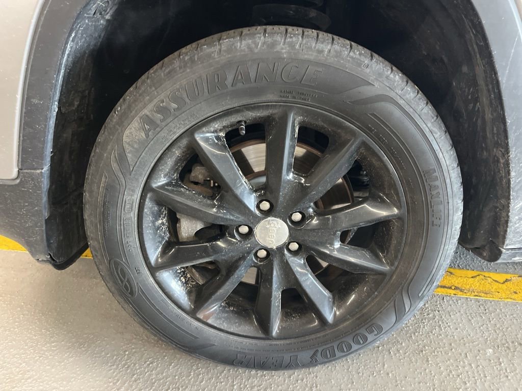 Used 2014 Jeep Cherokee Latitude w/ Cold Weather Group AWD/4WD image 5