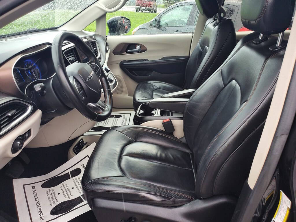 Used 2017 Chrysler Pacifica Touring-L FWD image 6