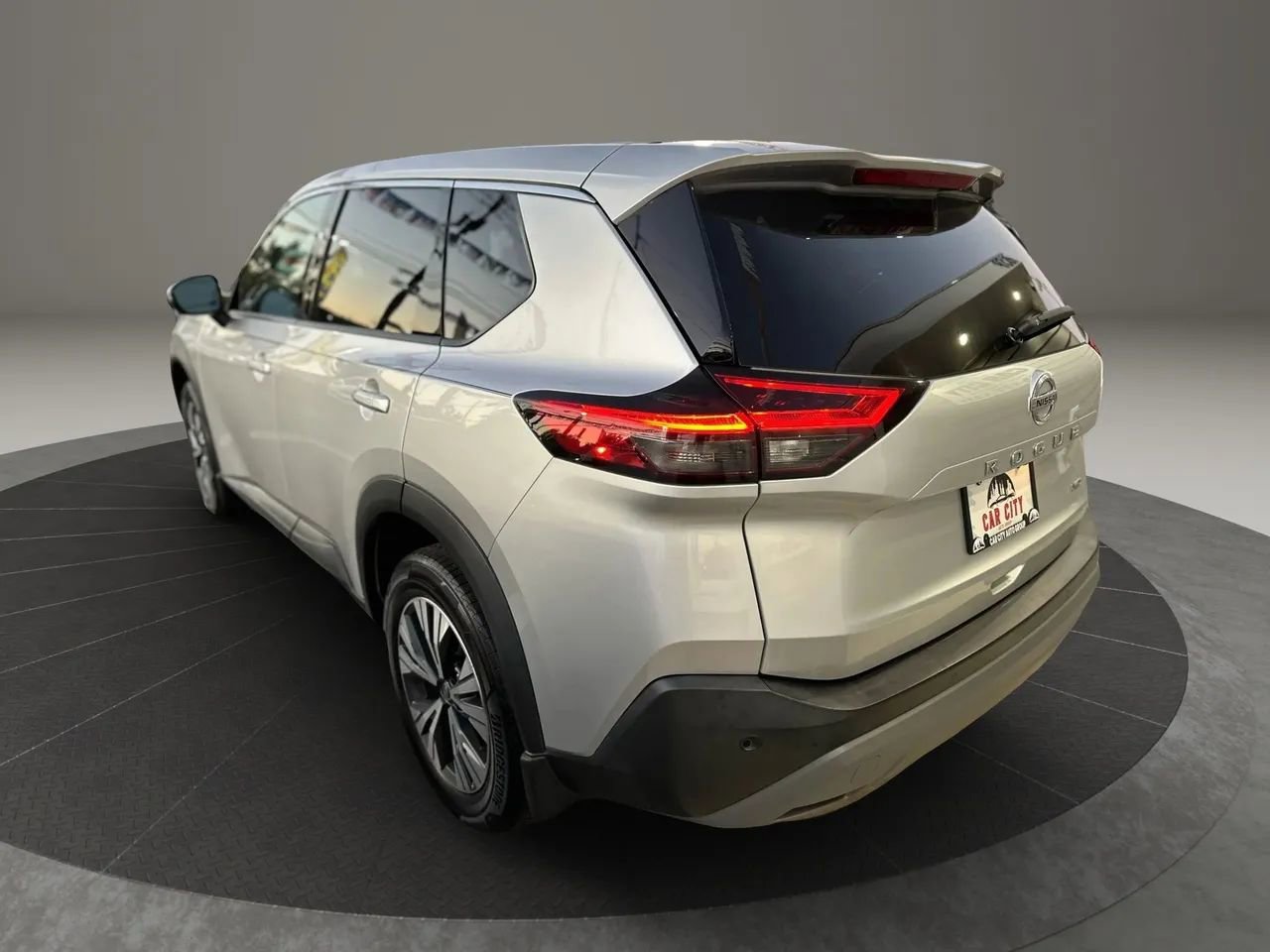 Used 2021 Nissan Rogue SV image 7