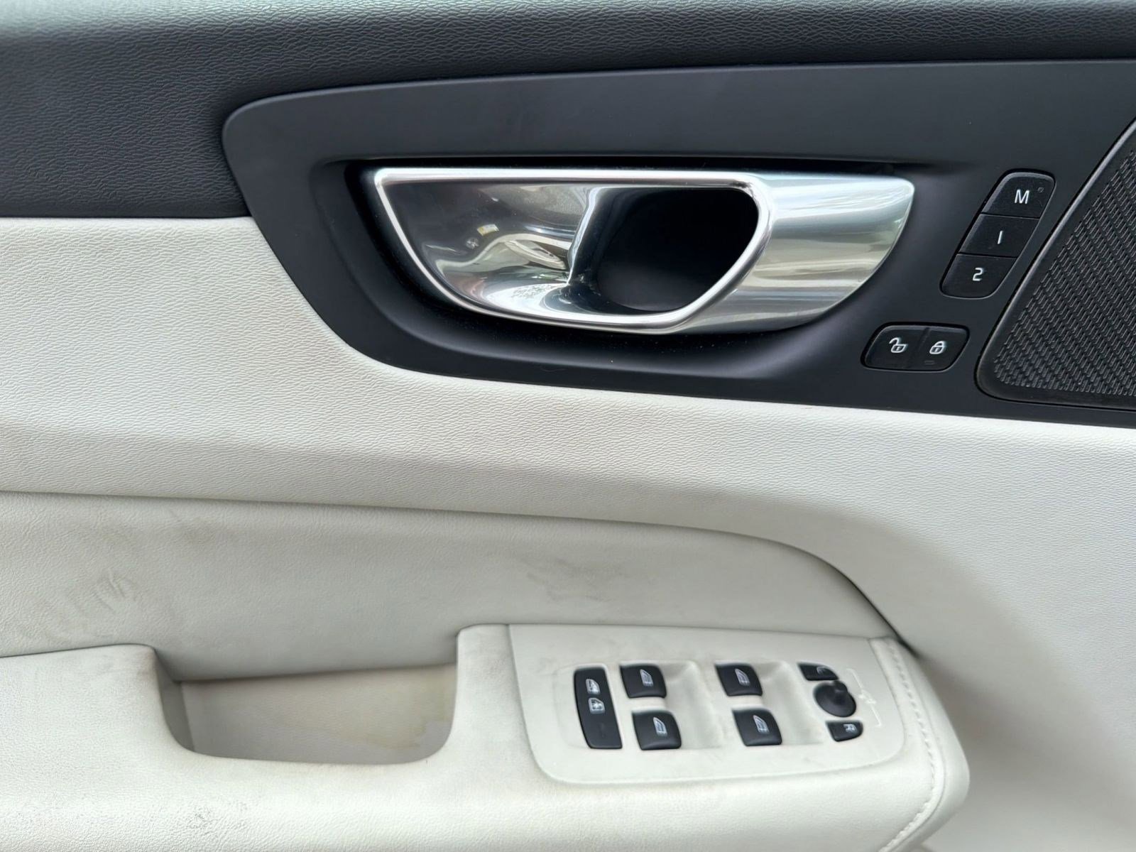Used 2023 Volvo XC60 B5 Ultimate w/ Climate Package FWD image 13