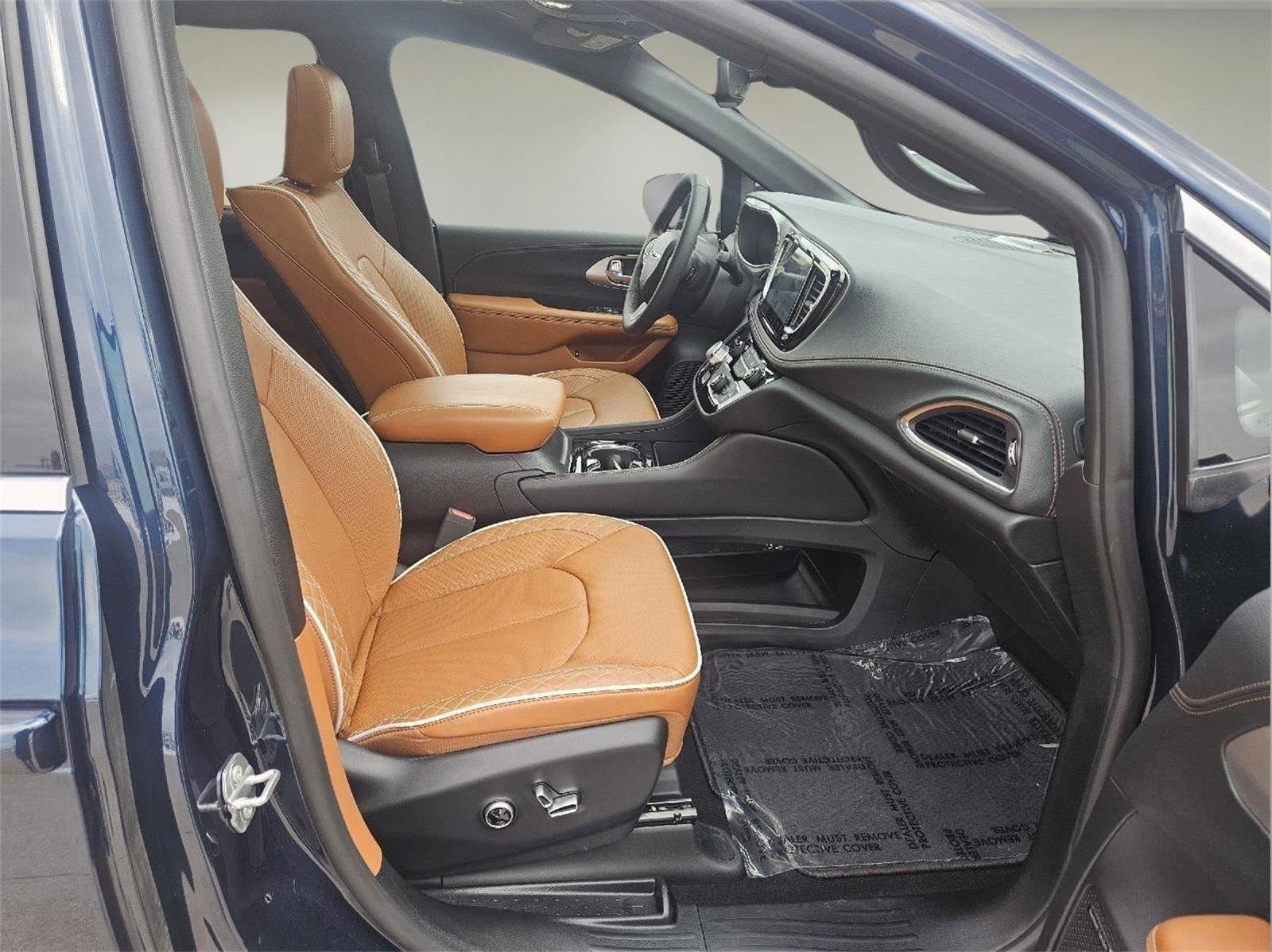 Used 2025 Chrysler Pacifica Pinnacle image 14