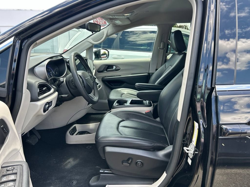 Used 2024 Chrysler Pacifica Touring-L FWD image 15