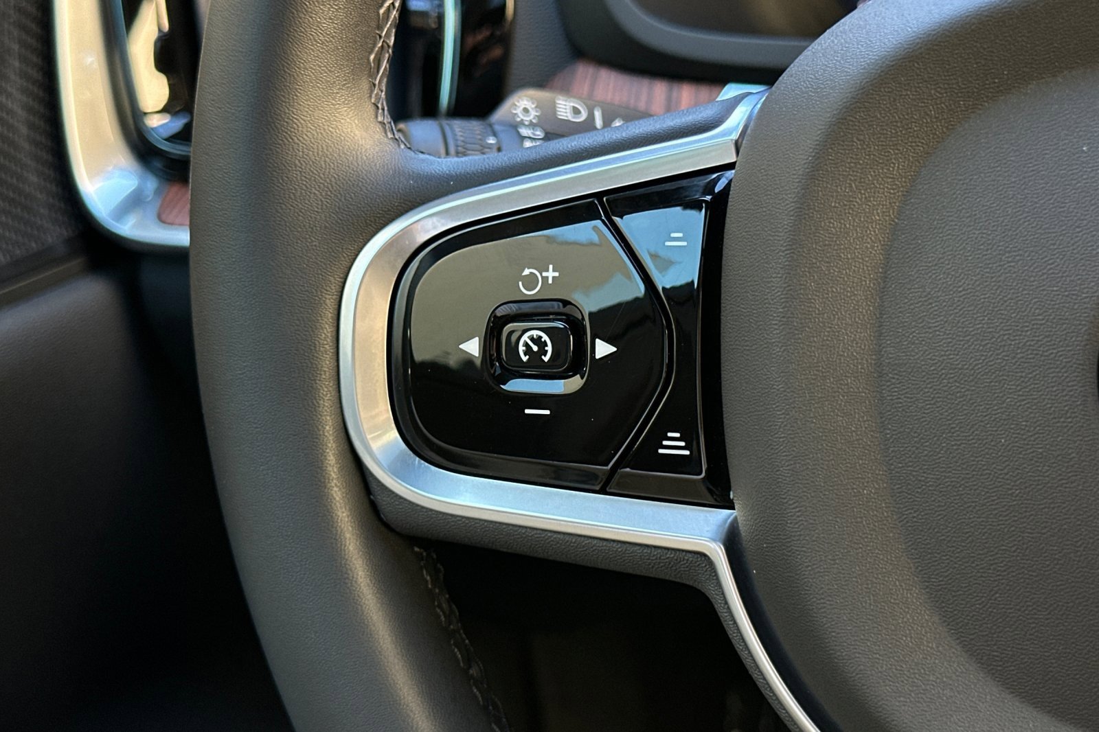 Used 2023 Volvo S60 T8 Plus w/ Climate Package image 27