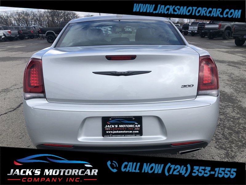 Used 2022 Chrysler 300 Touring w/ Sport Appearance Package image 4
