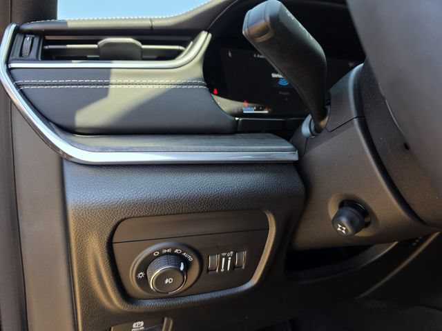 Used 2023 Jeep Grand Cherokee Overland w/ Luxury Tech Group IV RWD image 23