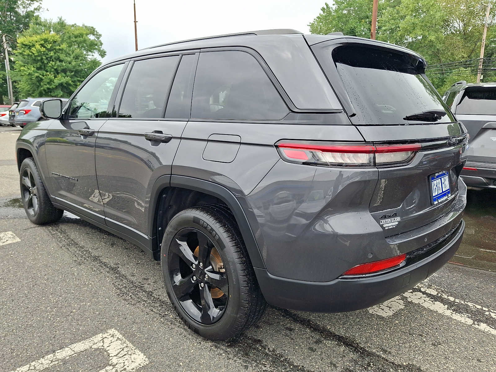 Used 2022 Jeep Grand Cherokee Altitude AWD/4WD image 4