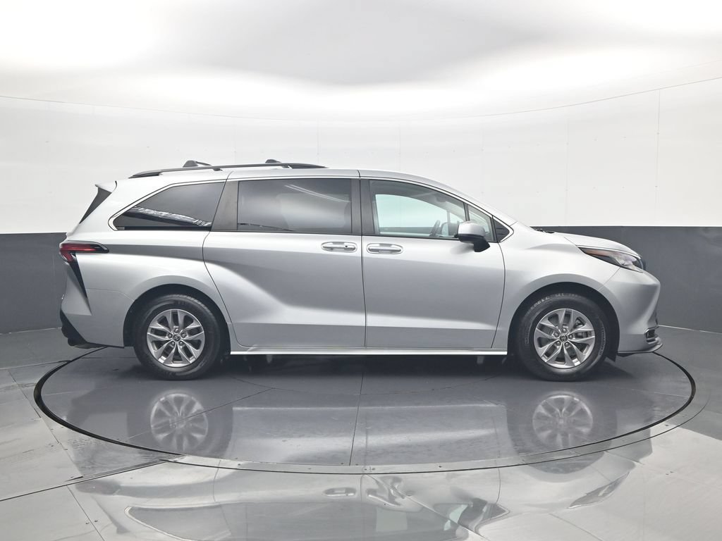Used 2022 Toyota Sienna XLE w/ XLE Plus Package AWD/4WD image 5