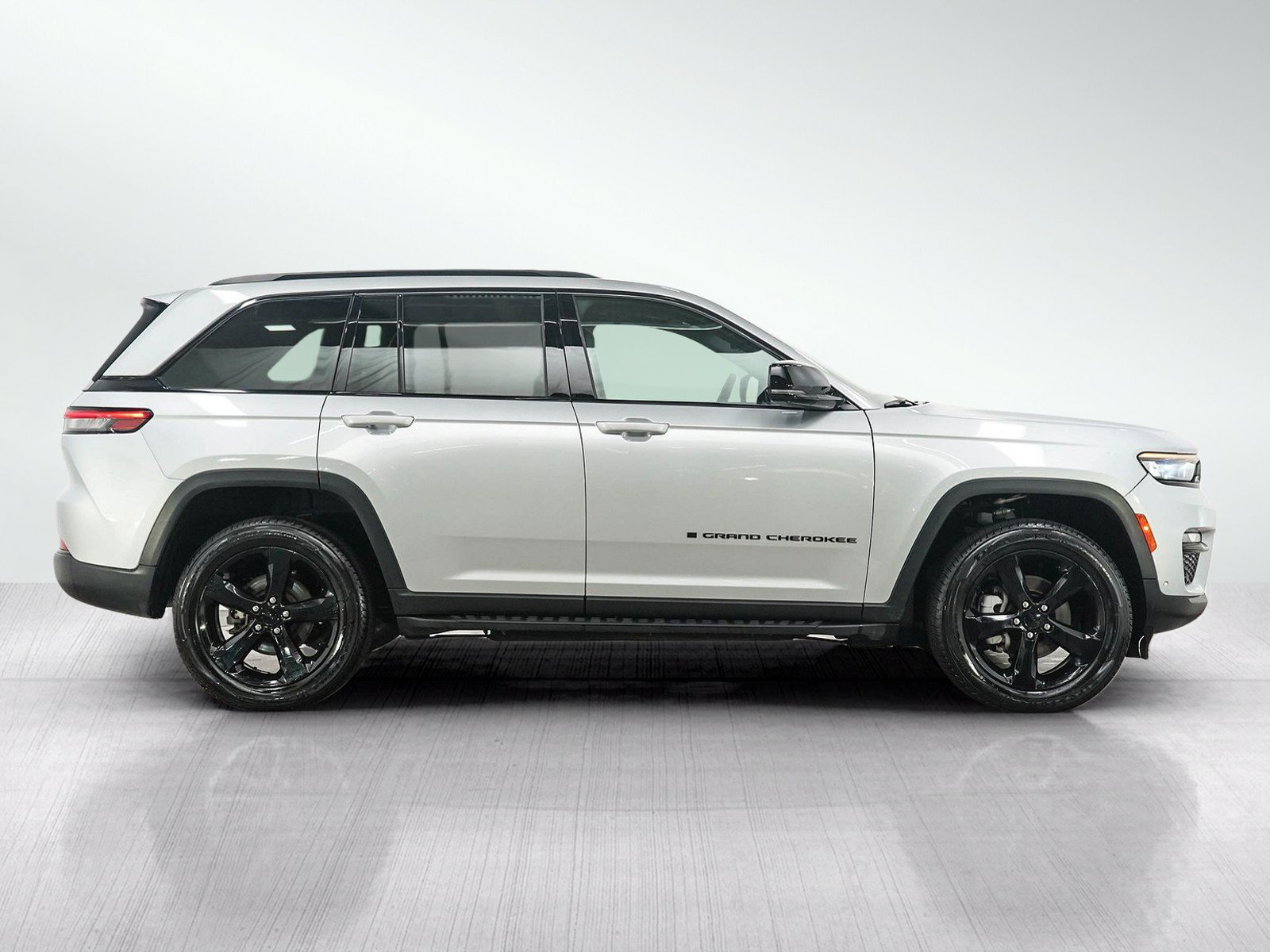 Used 2024 Jeep Grand Cherokee Limited w/ Luxury Tech Group II AWD/4WD image 6