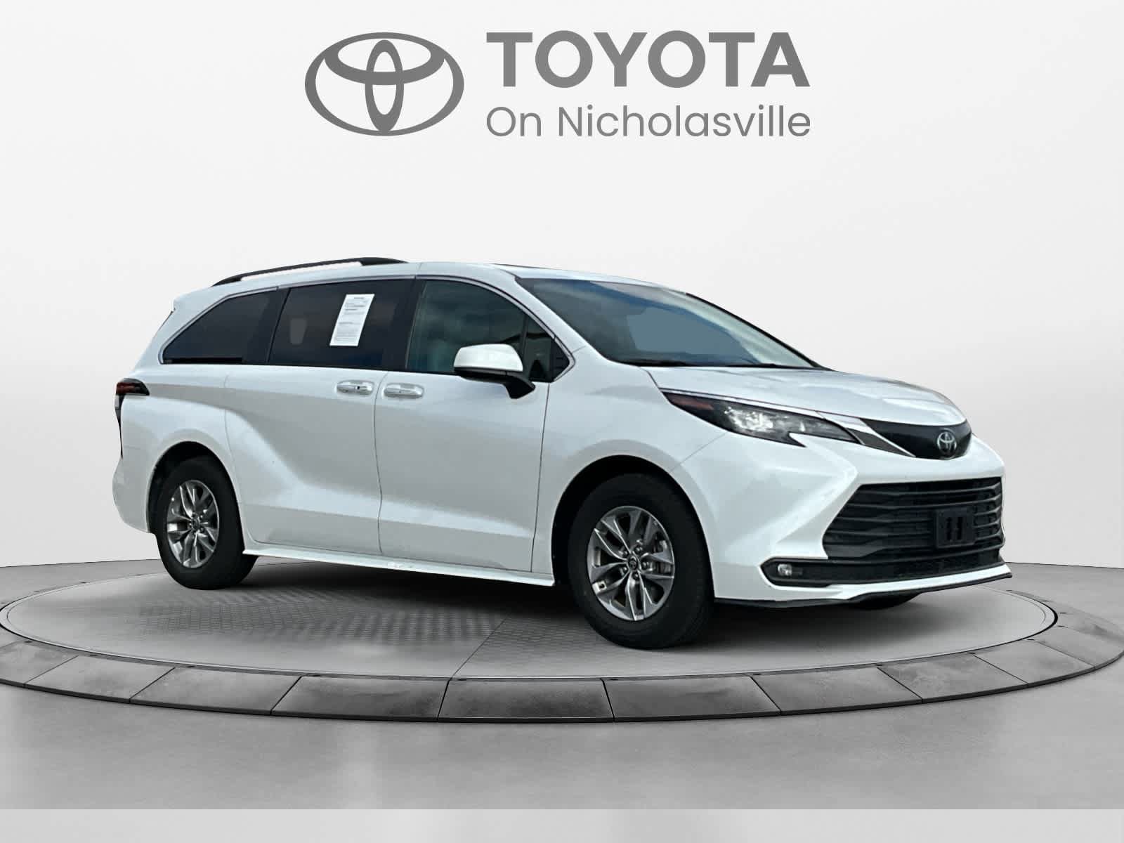 Used 2026 Toyota Sienna XLE FWD image 7