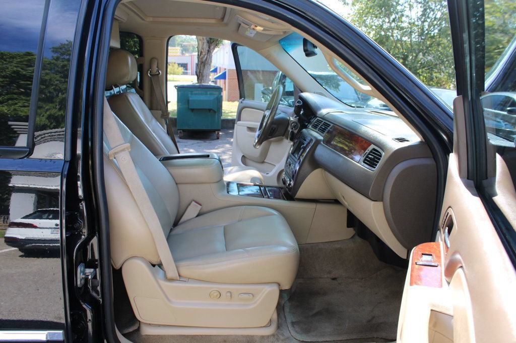 Used 2011 Chevrolet Suburban LTZ RWD image 29