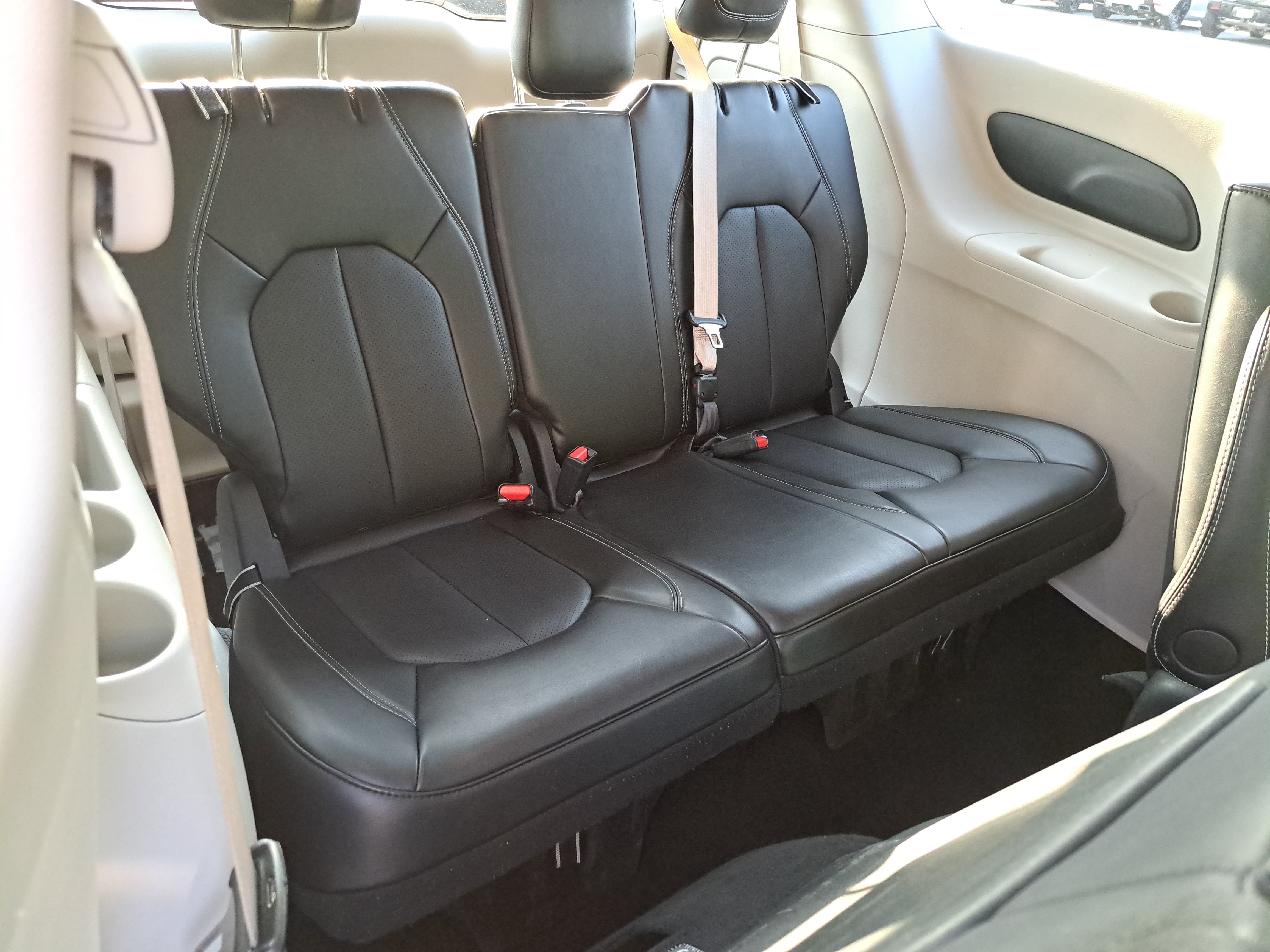 Used 2024 Chrysler Pacifica Limited FWD image 12