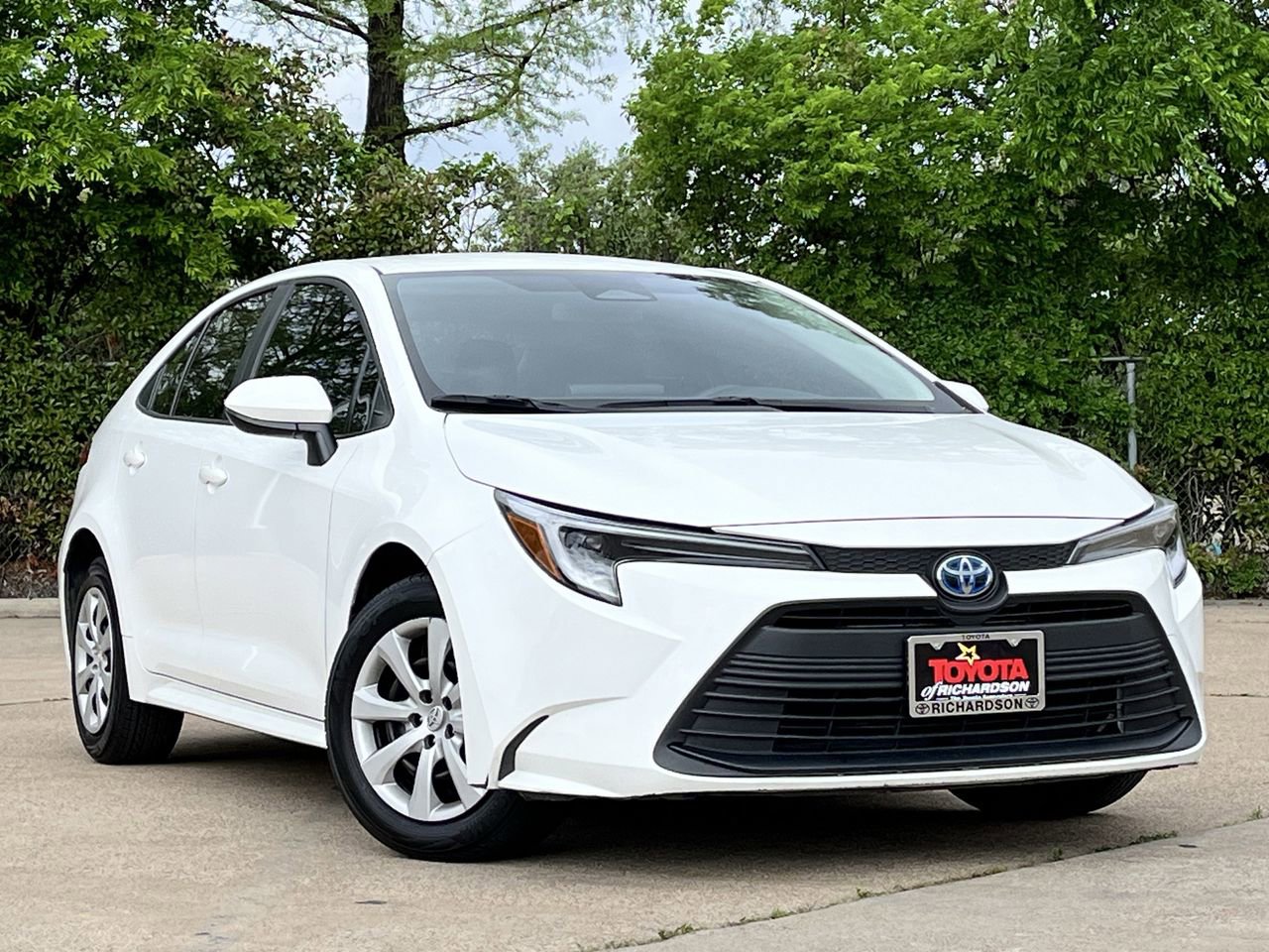 Used 2024 Toyota Corolla LE image 2