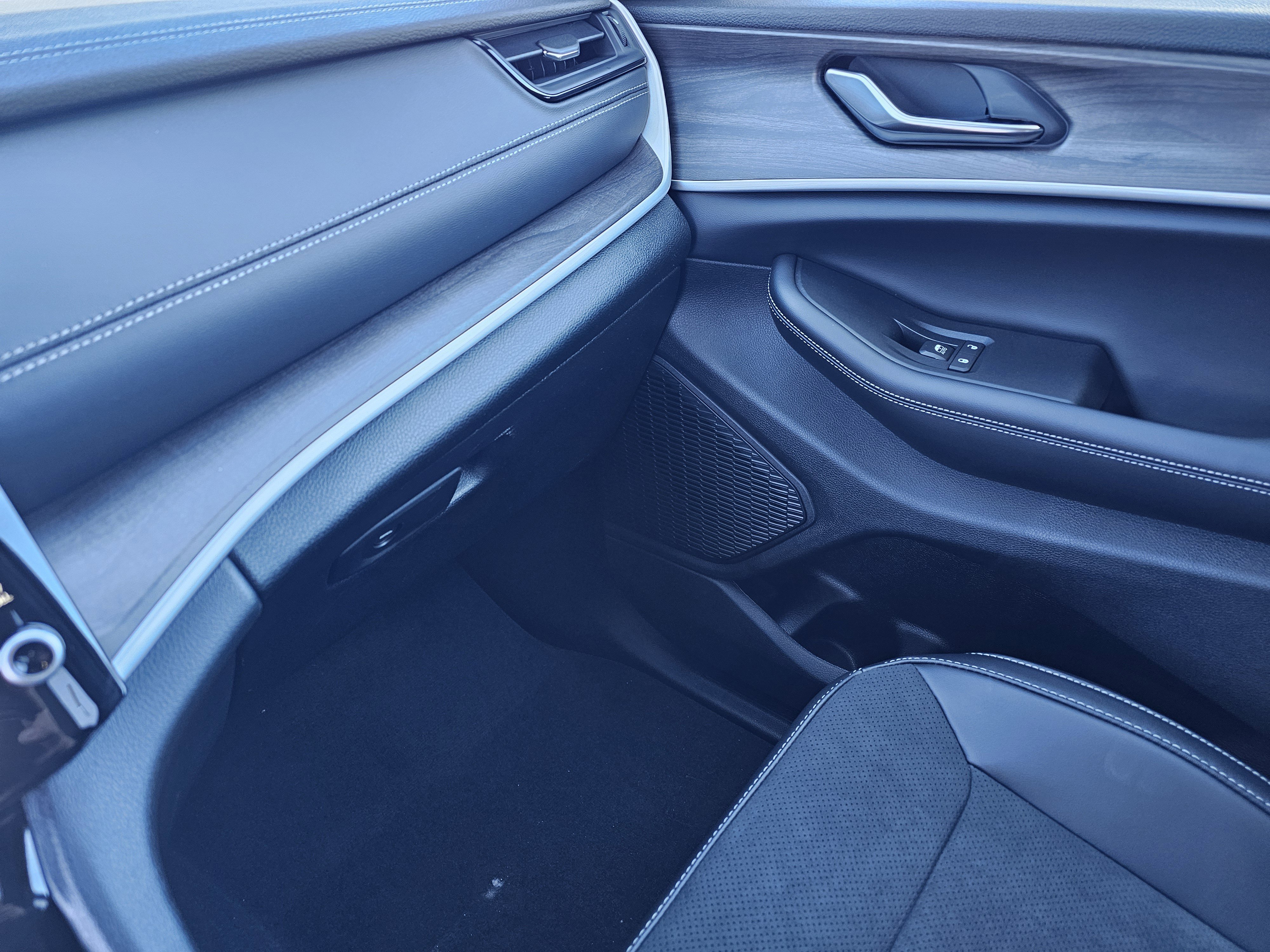 New 2026 Jeep Grand Cherokee Altitude image 27