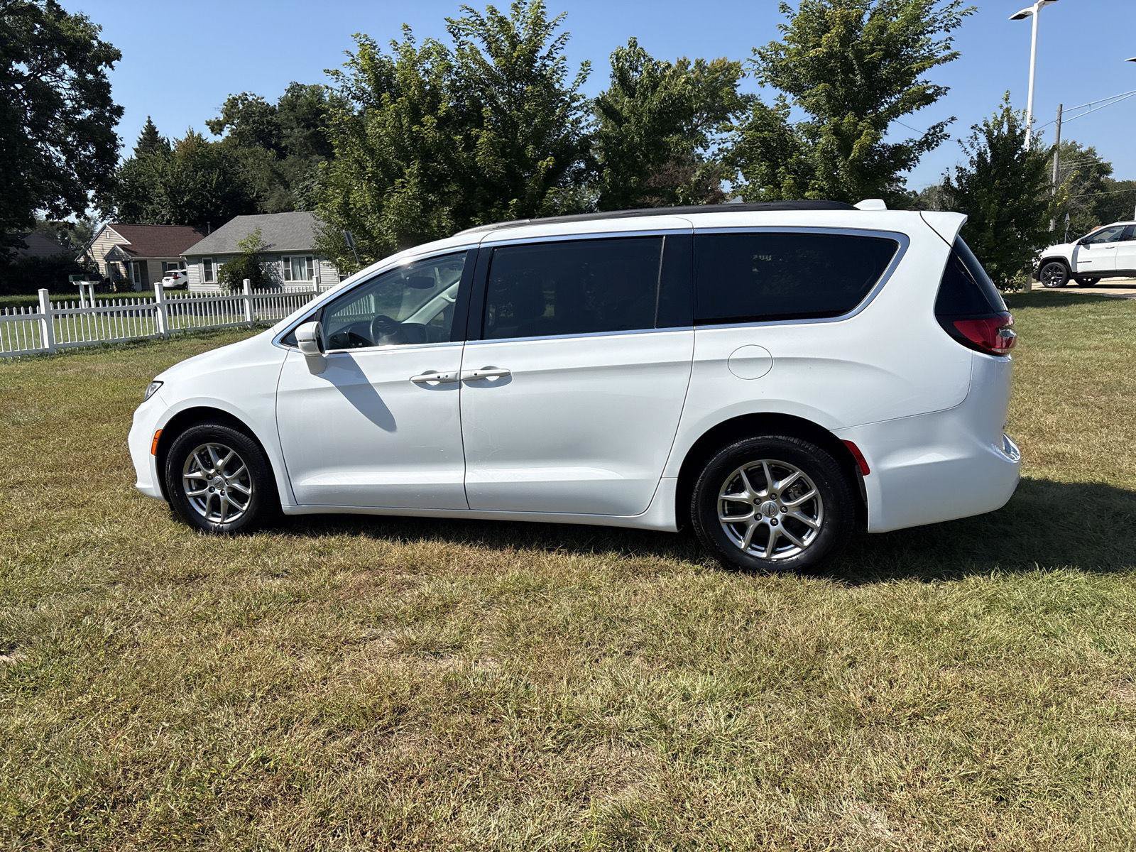 Used 2021 Chrysler Pacifica Touring FWD image 8