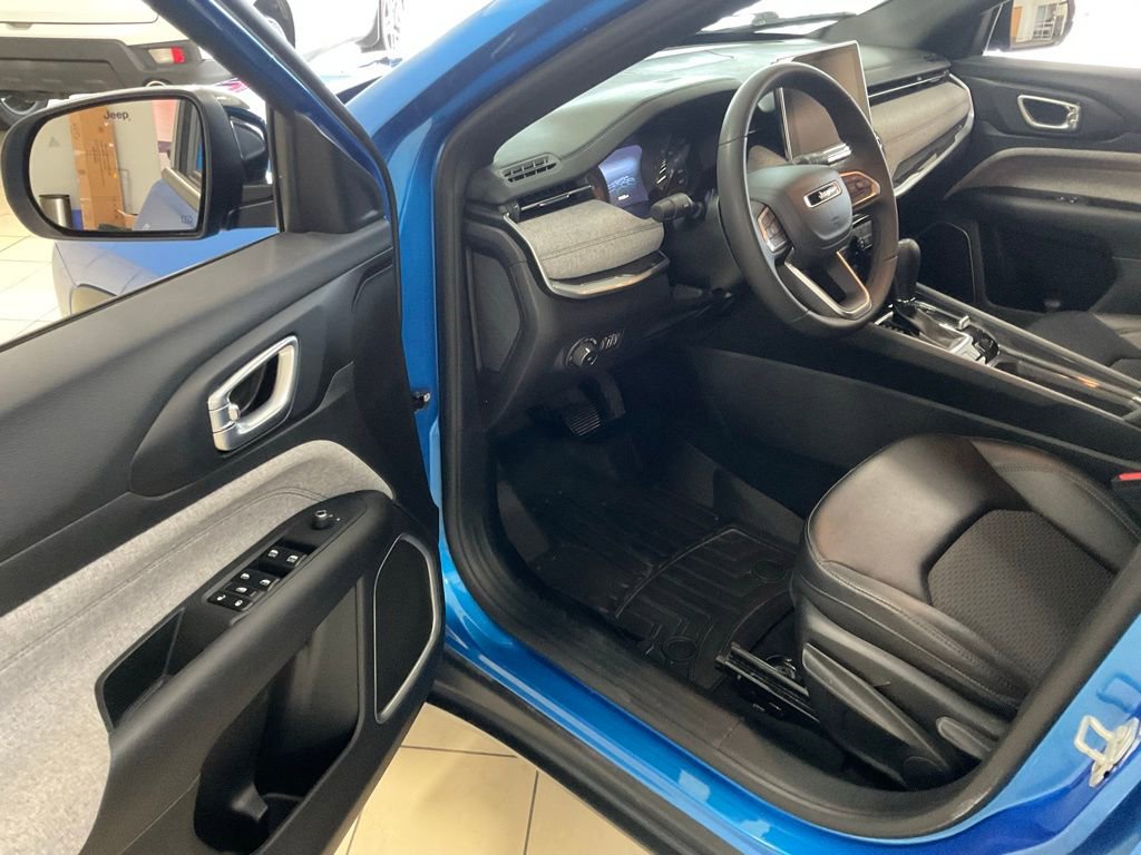 Used 2024 Jeep Compass Latitude image 10