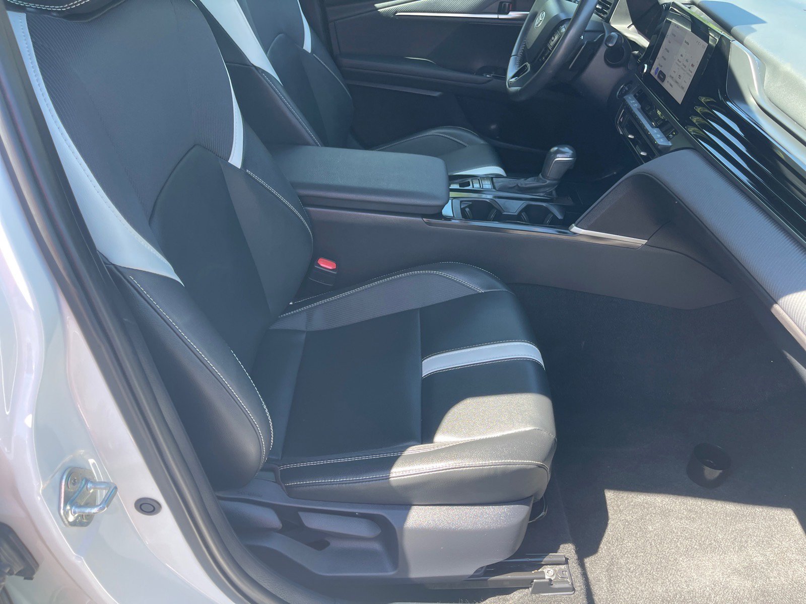 Used 2025 Toyota Camry SE FWD image 19