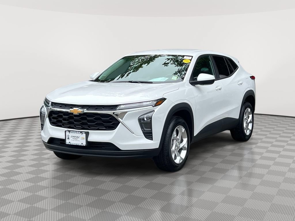 Used 2024 Chevrolet Trax LS w/ LS Convenience Package FWD image 3