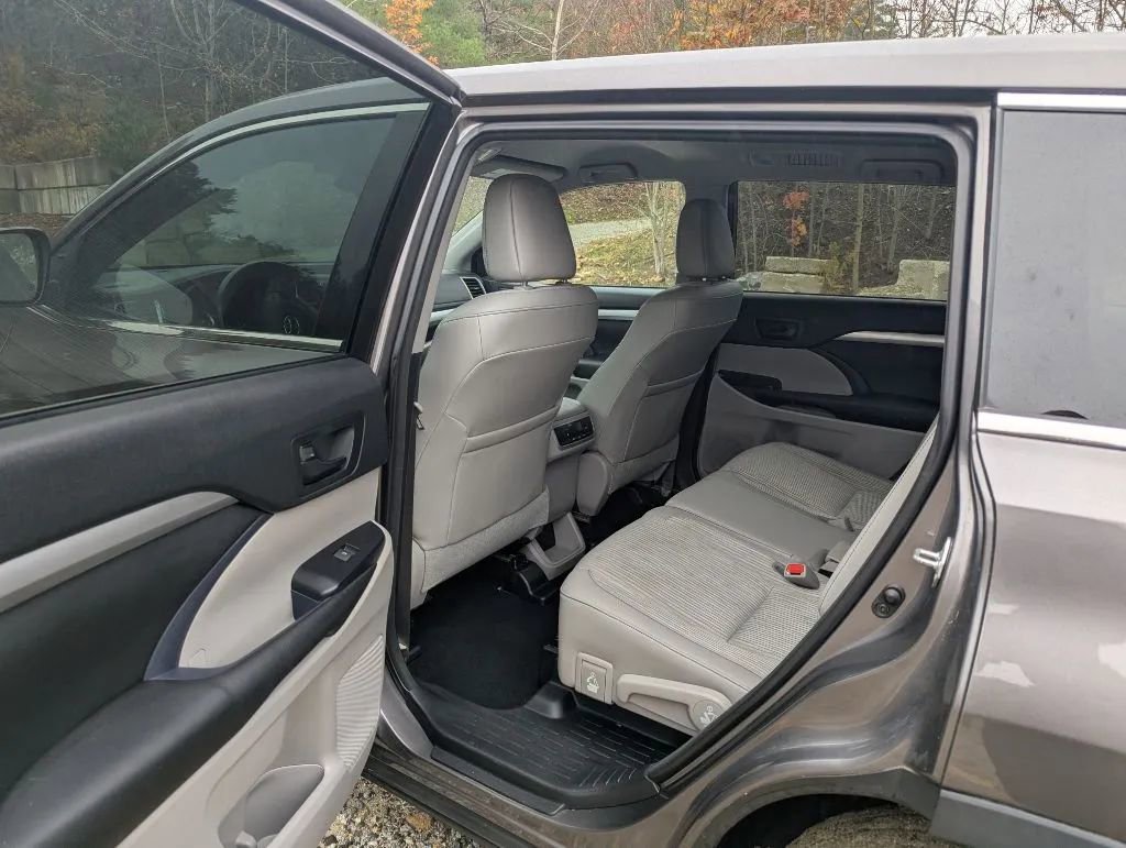 Used 2017 Toyota Highlander Plus AWD/4WD image 12