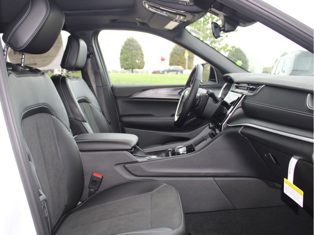 New 2025 Jeep Grand Cherokee Altitude image 25