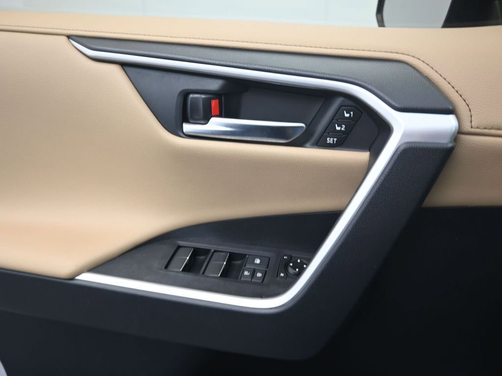 Used 2020 Toyota RAV4 Limited FWD image 14