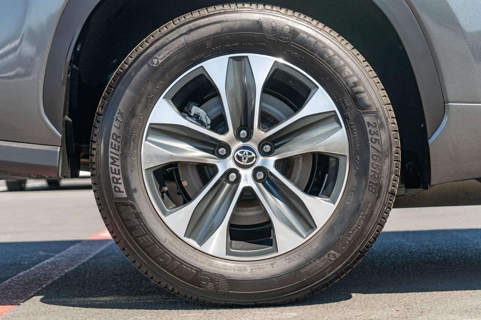 Certified 2025 Toyota Highlander XLE FWD image 13