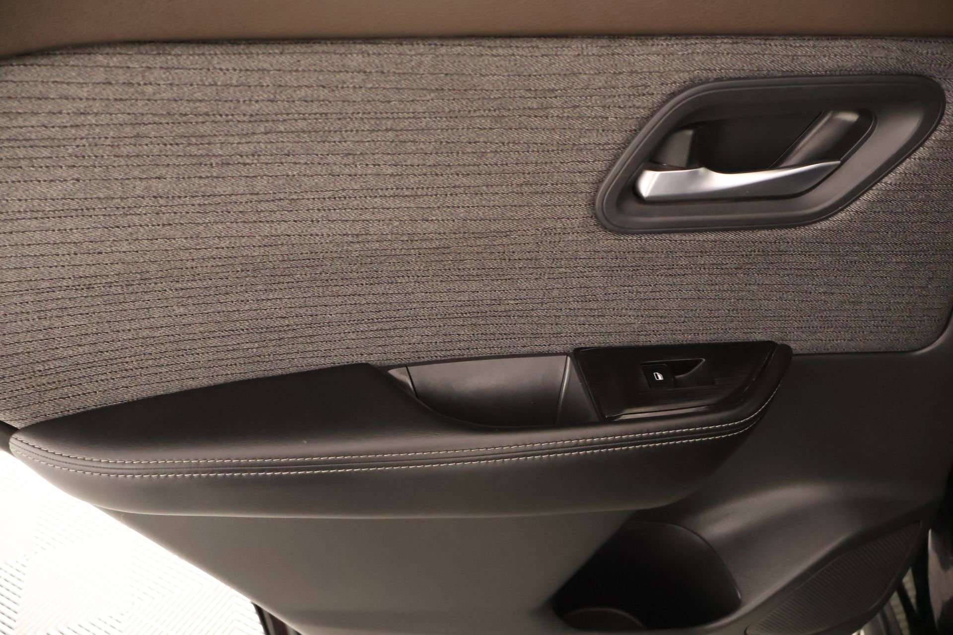 Used 2023 Nissan Rogue SV image 15