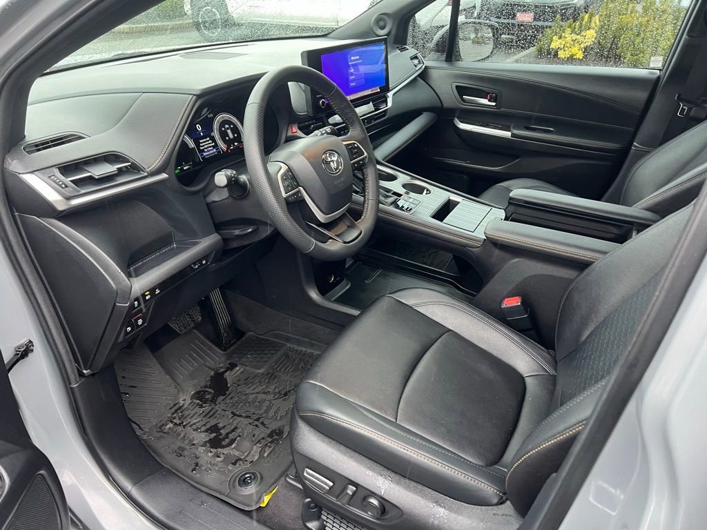 Used 2025 Toyota Sienna XLE Woodland Edition image 11
