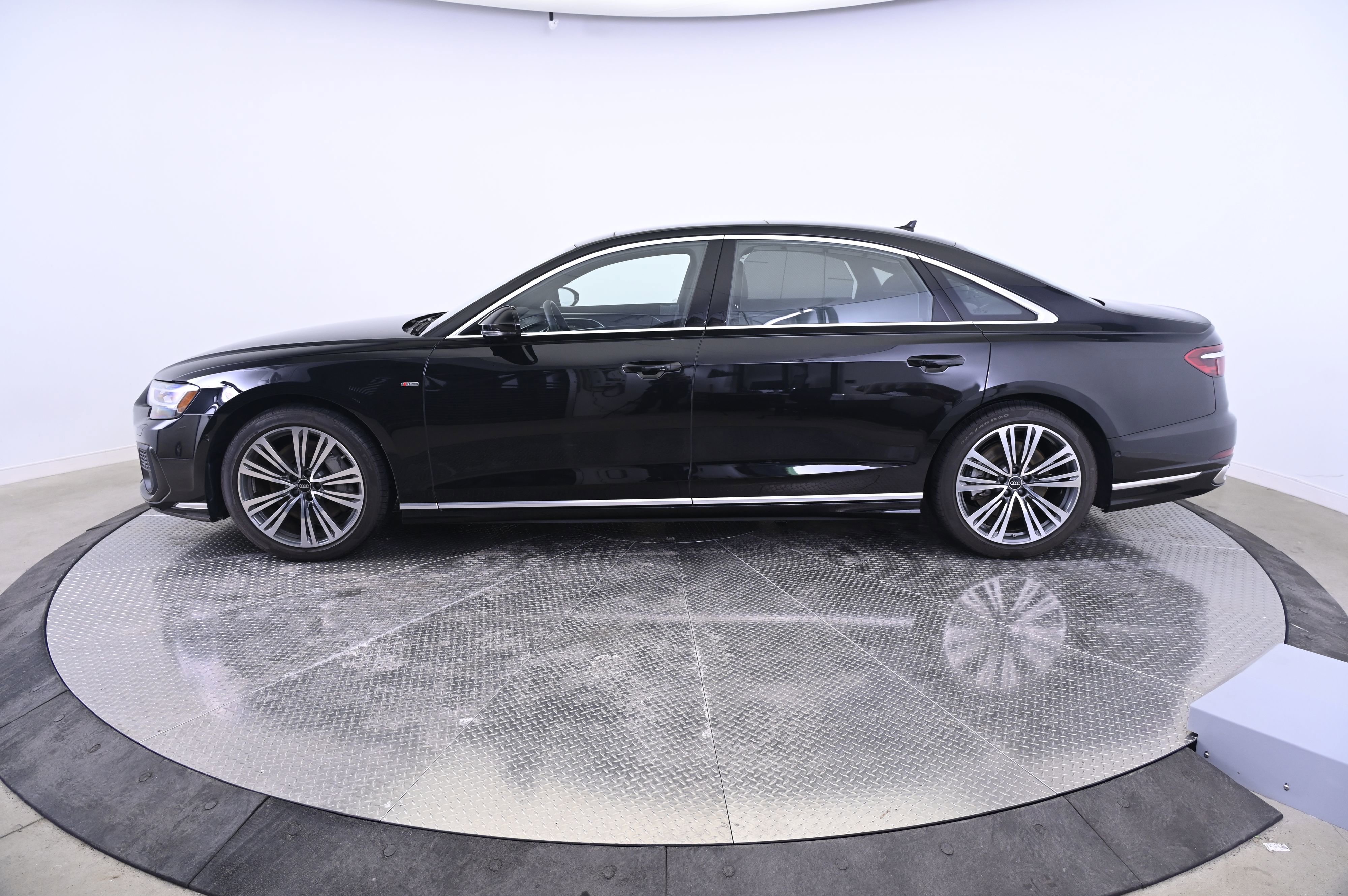 Used 2023 Audi A8 L 3.0T image 2