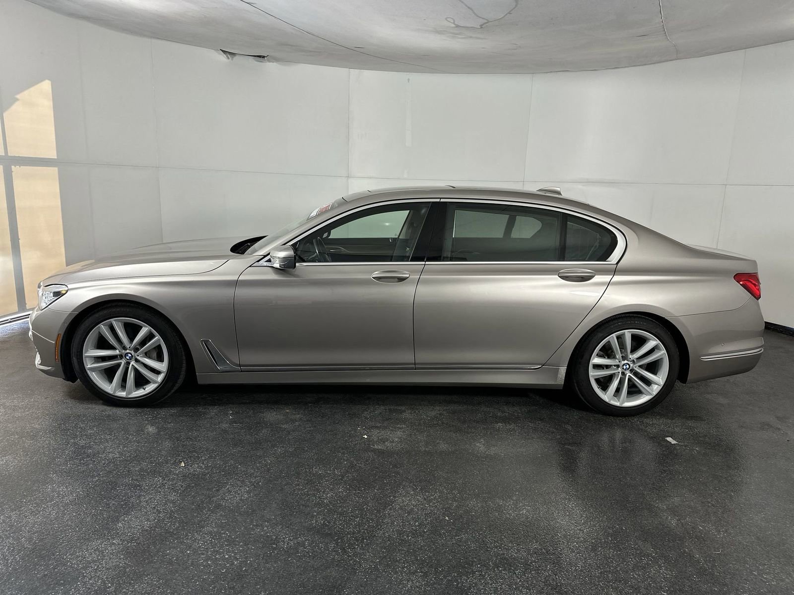 Used 2019 BMW 750i xDrive w/ Executive Package image 5
