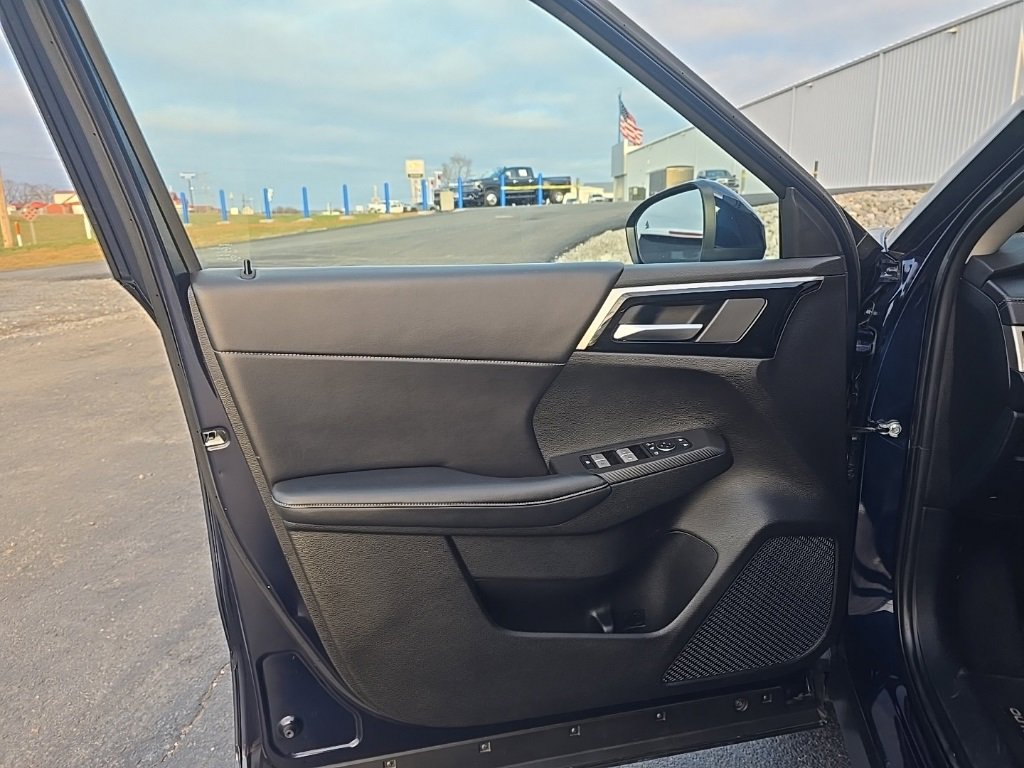 Used 2024 Mitsubishi Outlander SE Black Edition image 11