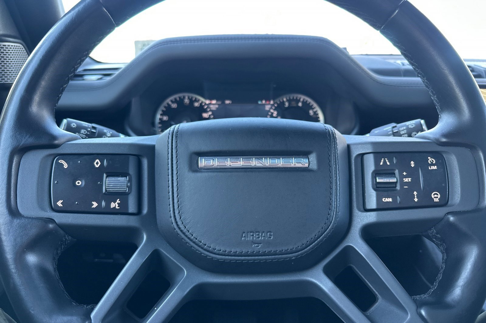 Used 2023 Land Rover Defender 130 X-Dynamic SE image 29