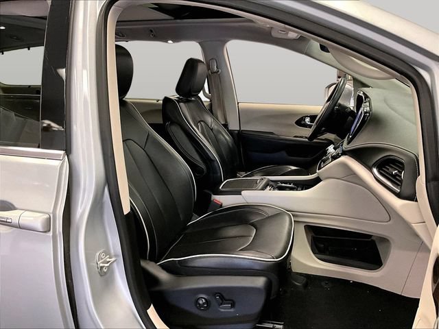 Used 2022 Chrysler Pacifica Limited AWD/4WD image 7