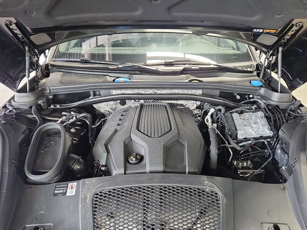 Certified 2026 Porsche Macan AWD/4WD image 29