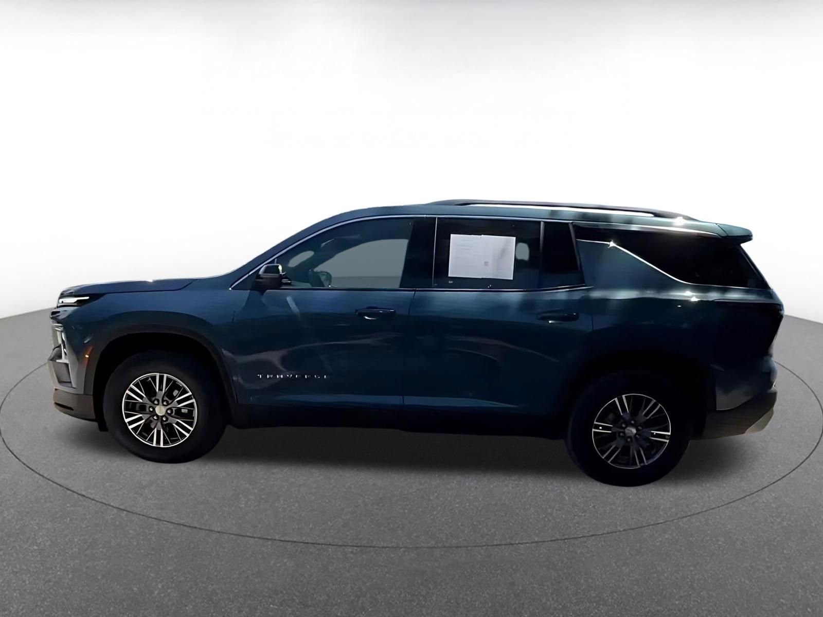 Used 2025 Chevrolet Traverse LT AWD/4WD image 9