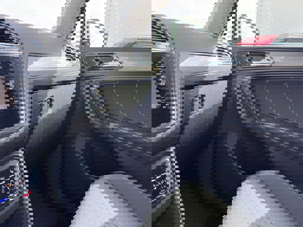 Used 2022 Volkswagen Tiguan SE image 24