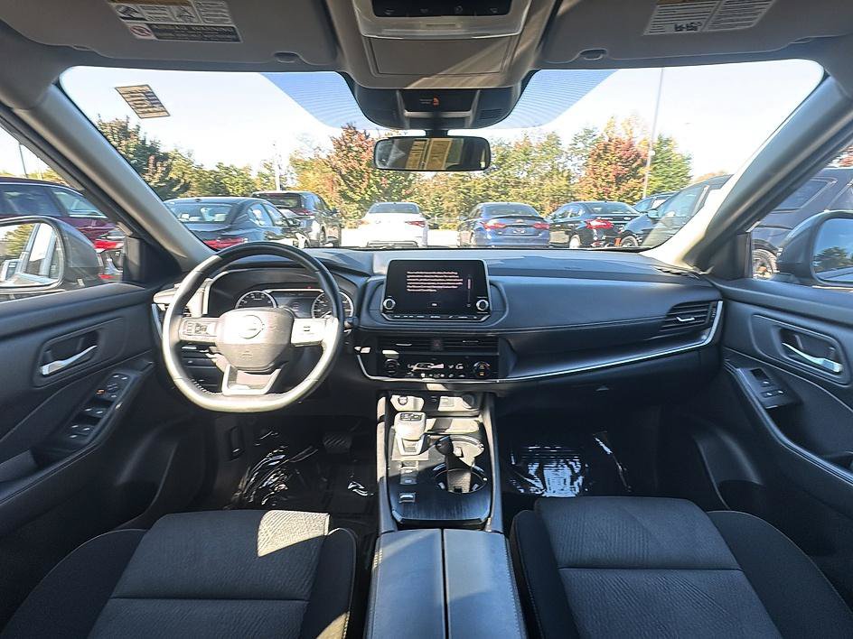 Certified 2025 Nissan Rogue SV FWD image 28