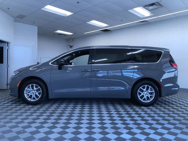 Used 2025 Chrysler Pacifica Select FWD image 12