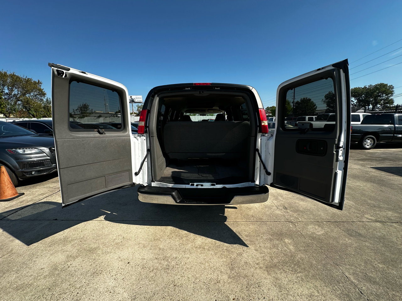 Used 2006 Chevrolet Express 3500 Passenger w/ LT Preferred Equipment Group image 42