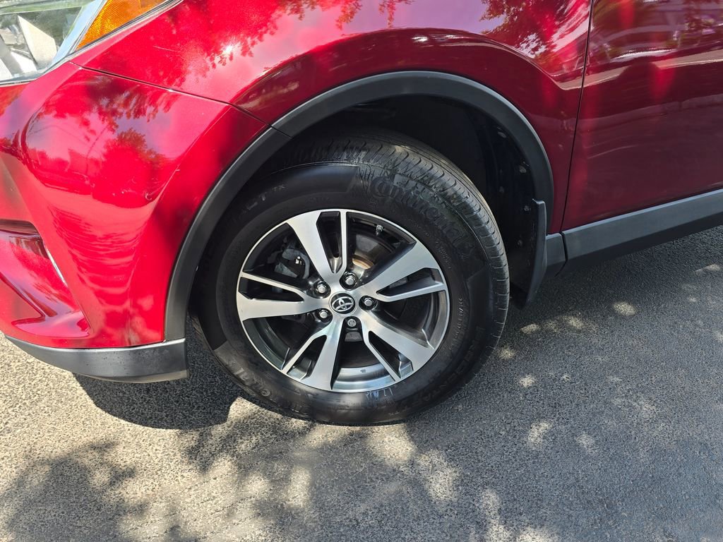 Used 2018 Toyota RAV4 XLE AWD/4WD image 2
