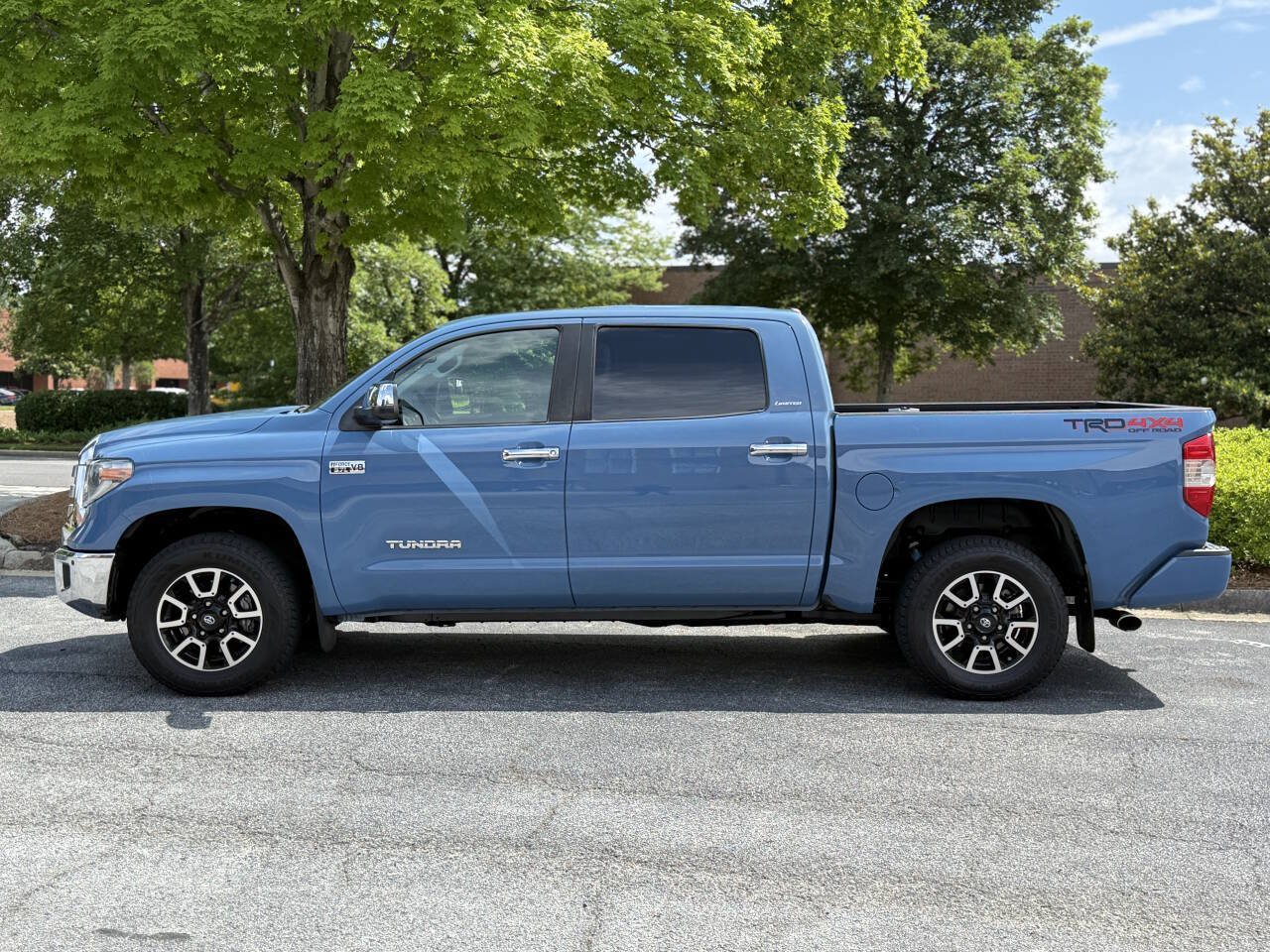 Used 2018 Toyota Tundra Limited w/ Limited Premium Package AWD/4WD image 9