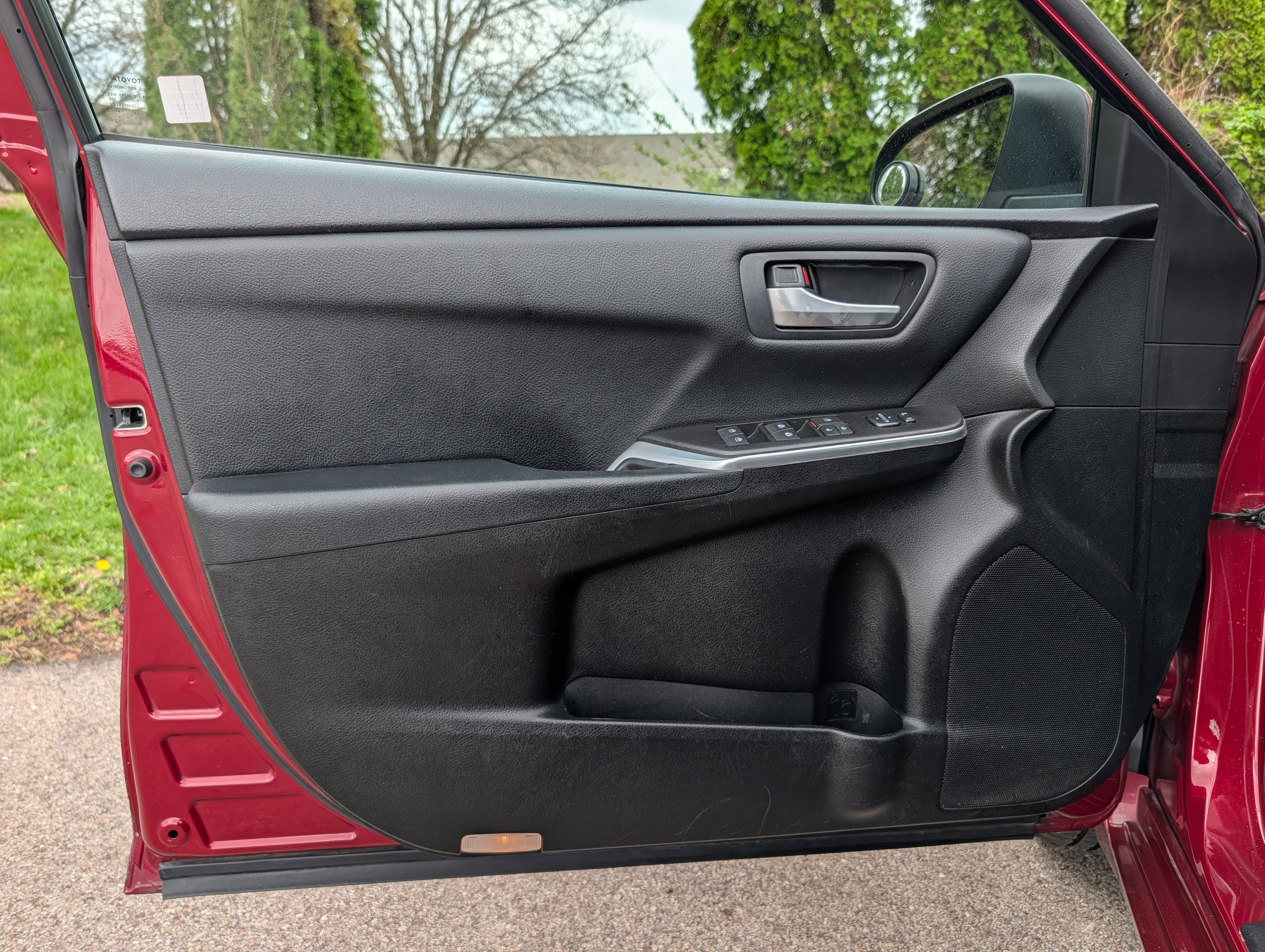 Used 2016 Toyota Camry SE FWD image 28