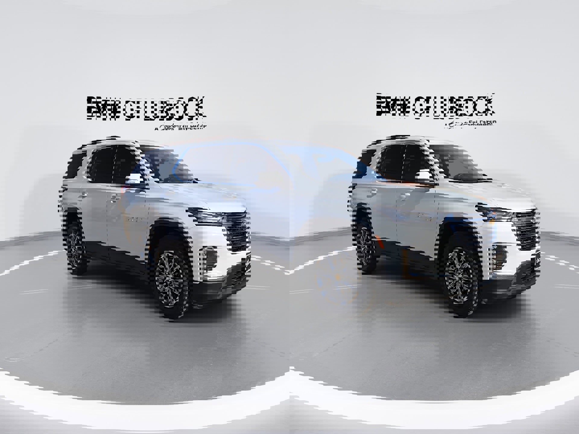 Used 2023 Chevrolet Traverse LT image 2