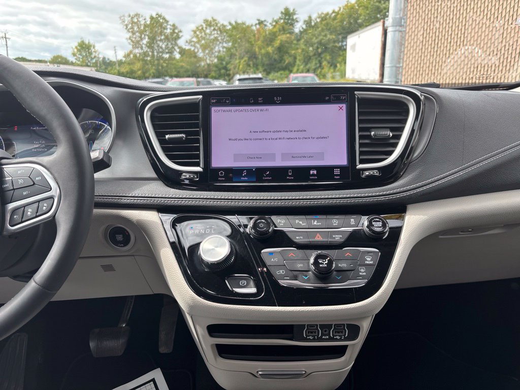 Used 2023 Chrysler Pacifica Touring-L AWD/4WD image 28