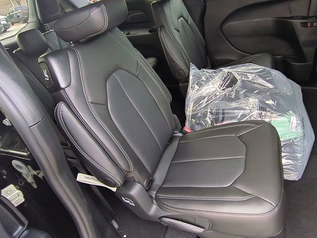 New 2026 Chrysler Pacifica Select FWD image 32