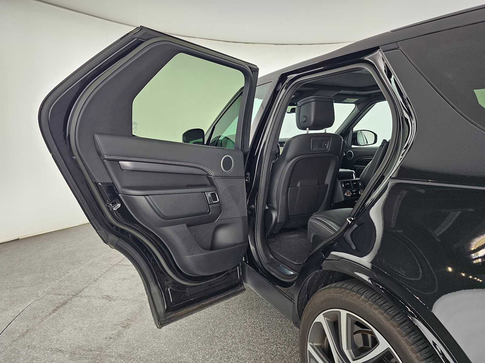 Used 2024 Land Rover Discovery Metropolitan Edition image 16