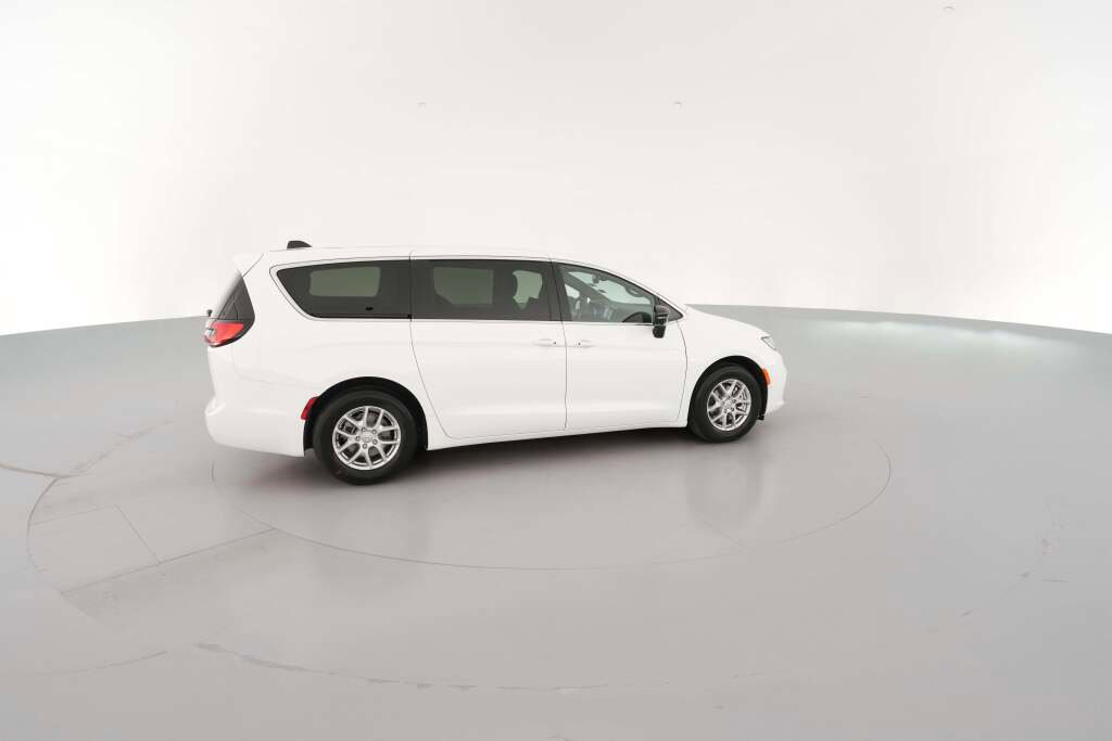 New 2026 Chrysler Pacifica Select image 13