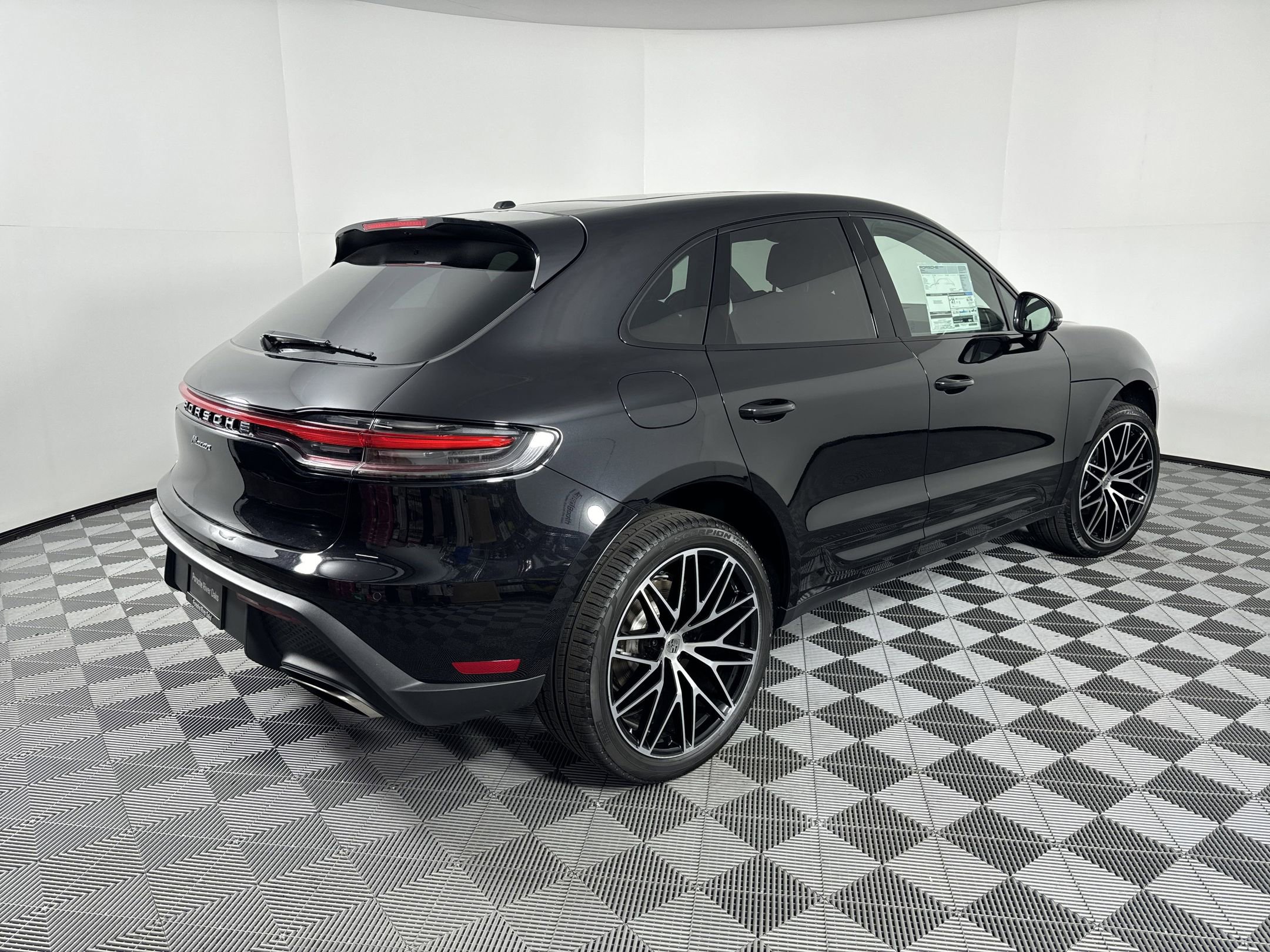 Certified 2025 Porsche Macan image 7