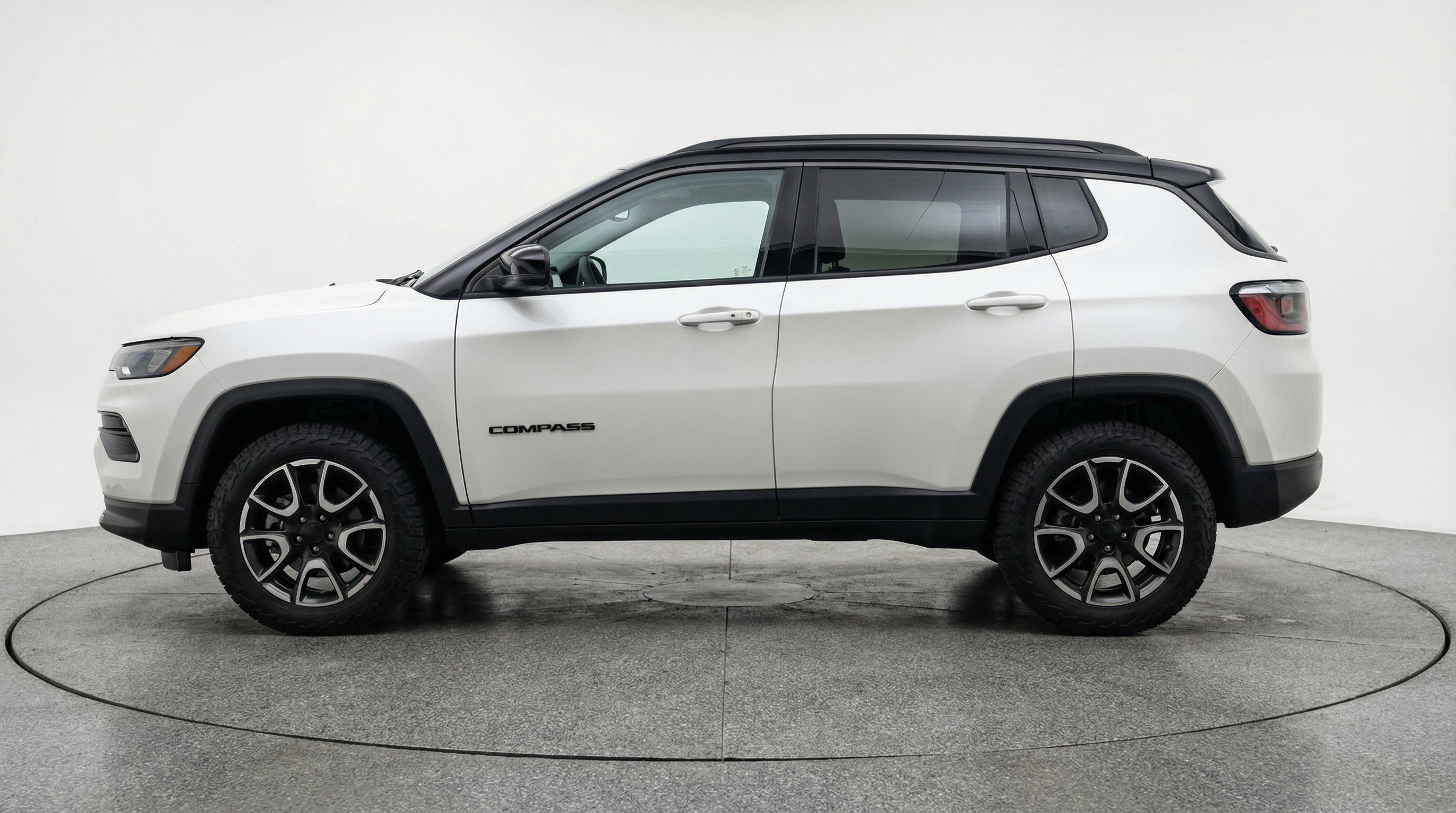Used 2025 Jeep Compass Trailhawk AWD/4WD image 5