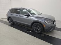 Used 2023 Volkswagen Tiguan SE w/ Panoramic Sunroof Package FWD image 14